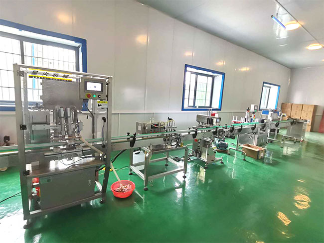 星火自動(dòng)化雙頭醬料灌裝生產(chǎn)線(xiàn)客戶(hù)車(chē)間實(shí)拍