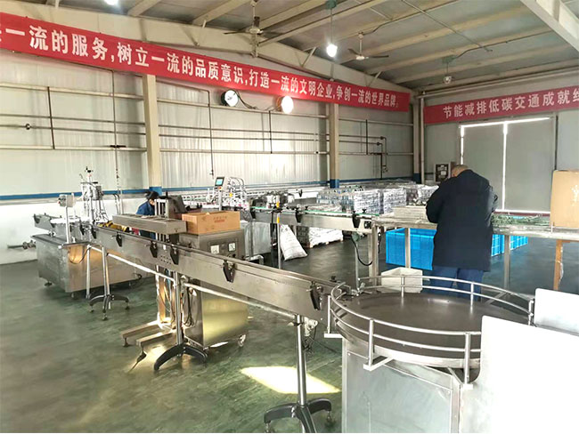 星火發(fā)動(dòng)機(jī)燃油養(yǎng)護(hù)劑灌裝機(jī)械客戶車間實(shí)拍