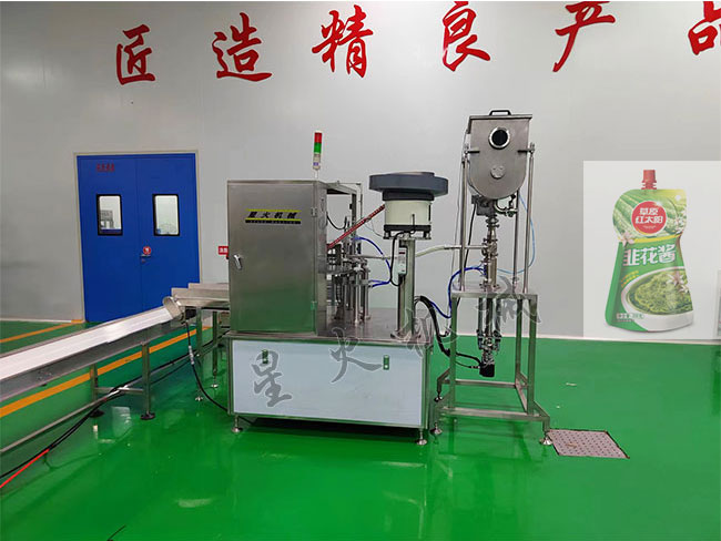 星火吸嘴袋灌裝旋蓋機(jī)設(shè)備案例實(shí)拍