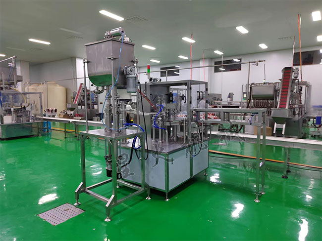 星火吸嘴袋灌裝旋蓋機(jī)客戶車間實(shí)拍