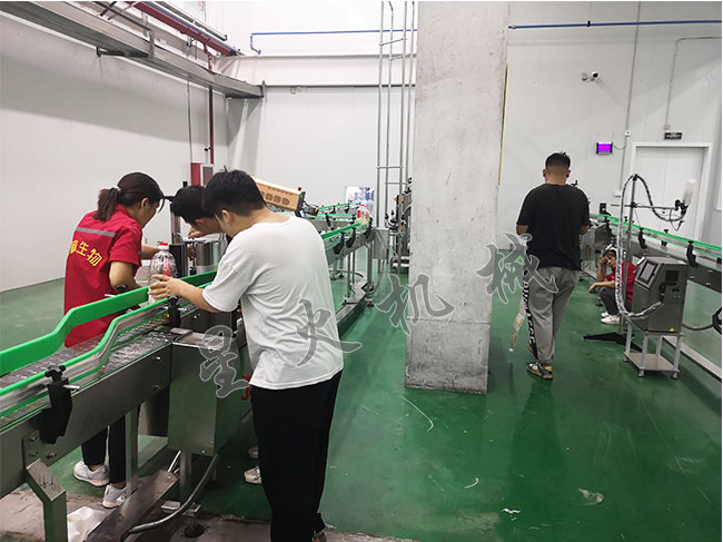 全自動(dòng)液體灌裝機(jī)生產(chǎn)線案例實(shí)拍