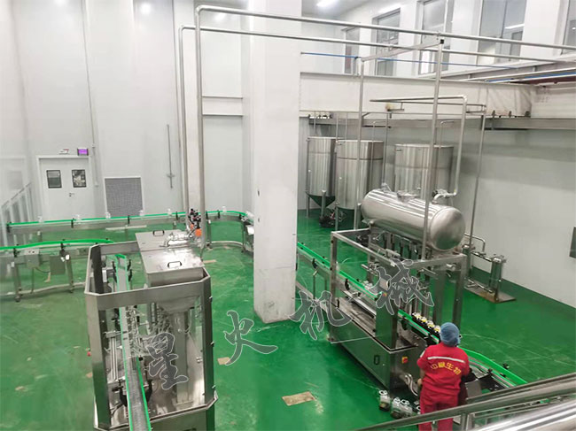 星火全自動(dòng)液體灌裝機(jī)生產(chǎn)線客戶(hù)車(chē)間實(shí)拍