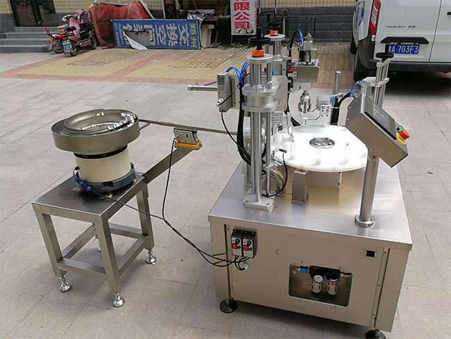 小計(jì)量液體灌裝機(jī)設(shè)備實(shí)拍