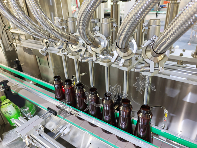 液體劑灌裝機局部實拍