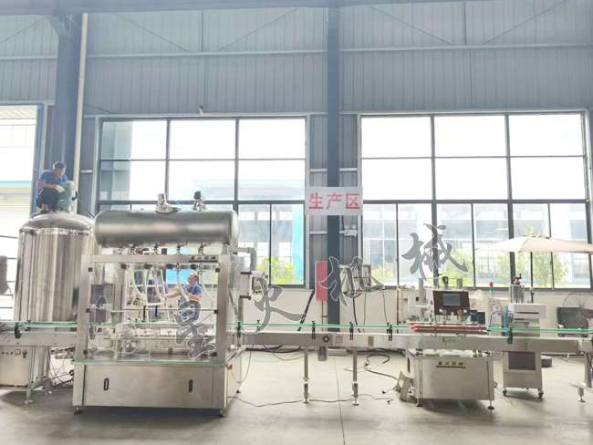 液體清潔劑灌裝旋蓋設(shè)備客戶現(xiàn)場實拍