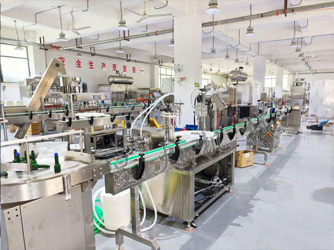 小型紅花油灌裝旋蓋設(shè)備帶理瓶功能實拍