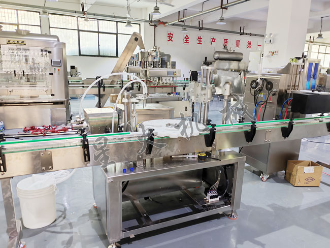 小型紅花油灌裝旋蓋設(shè)備帶理瓶功能實拍